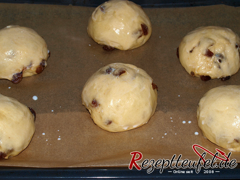 Die Teigkugeln sind gegangen und mit Milch eingestrichen