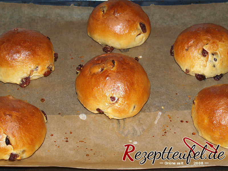 Die gebackenen Rosinenbrötchen