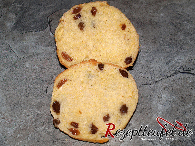 Aufgeschnittenes Rosinenbrötchen