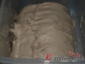 Nach weiteren 30 Minuten Teig von rechts und links falten