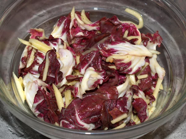 Bild vom Radicchiosalat mit Apfel und Kartoffeldressing