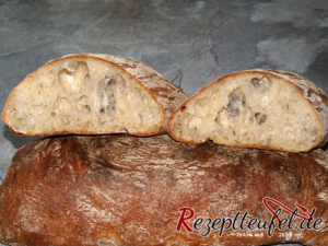 Ciabatta im Anschnitt, große Poren werden sichtbar
