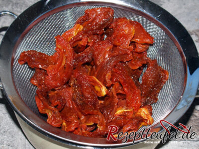 Die Tomaten müssen im Sieb abtropfen