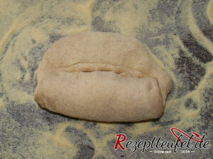 Das untere Drittel zur Mitte hin einschlagen und den Rand festdrücken