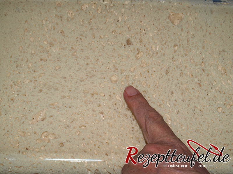 Nach 24 Stunden im Kühlschrank ist der Teig mit Luftblasen durchzogen (Foto vom Schüsselboden)