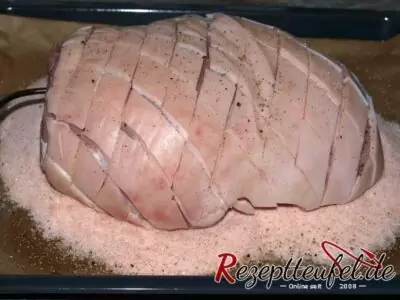 Eingeschnittene Schwarte, ein Bett aus Salz, bereit für den Backofen