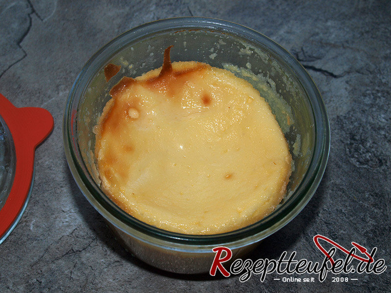 Geöffnetes Glas mit Cheesecake