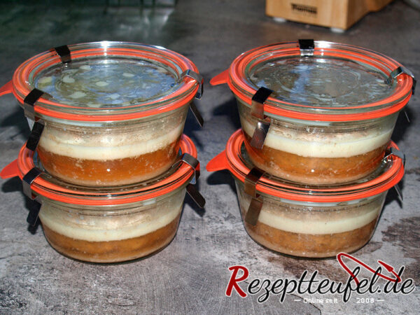 Gläser mit gegartem Bratwurstgehäck