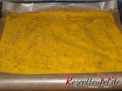 Bild vom Mango-Chia-Mus auf ein Backpapier gestrichen