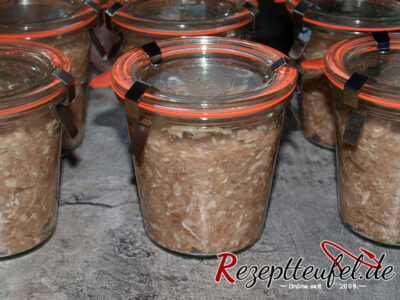 Gläser zu 3/4 der Masse befüllt