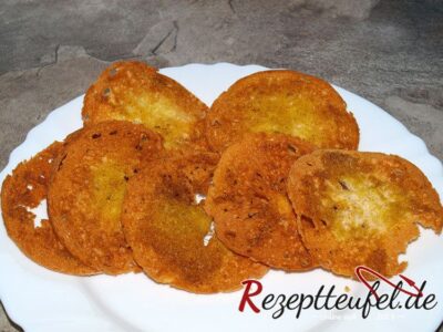 Brotchips mit Curry vom Brötchen auf einem Teller