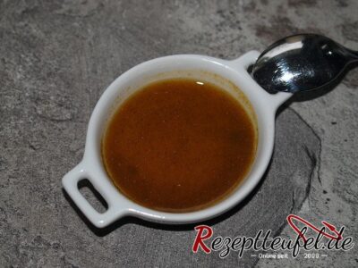 Die Gewürze mit dem Öl vermengt