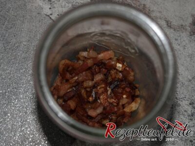 Speck und Zwiebeln im Glas