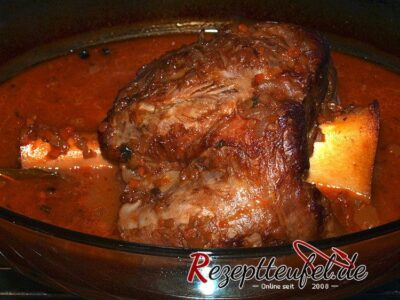 Die gegarte Kalbshaxe, das Fleisch hat sich vom Knochen zurückgezogen