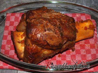 Die Kalbshaxe kurz vor dem aufschneiden, der Knochen muss noch aus dem Fleisch gezogen werden.