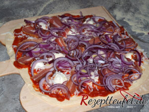Die Pizza ist bereit für den Backofen