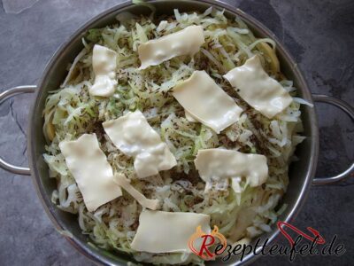 Die geschichteten Zutaten im Topf