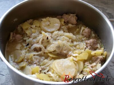 Vor dem Servieren den Topfinhalt vermengen