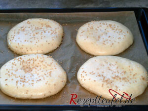 Mit Sesam bestreut