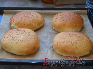 Die gebackenen Fladenbrote mit Sesam