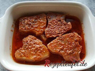 Thunfischstücke in der Marinade ziehen lassen