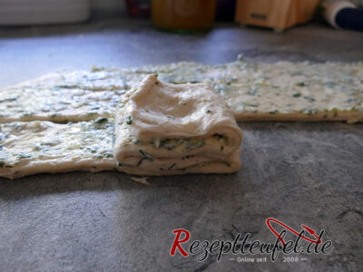 Die Teigstreifen wie eine Ziehharmonika falten