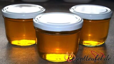 Frisch abgefülltes Butterschmalz / Ghee ist noch flüssig und klar