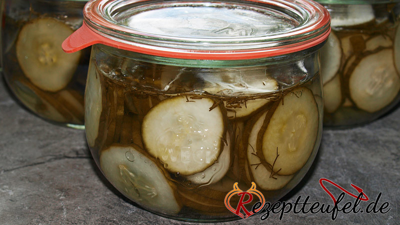 Gurkensalat im Glas eingemacht