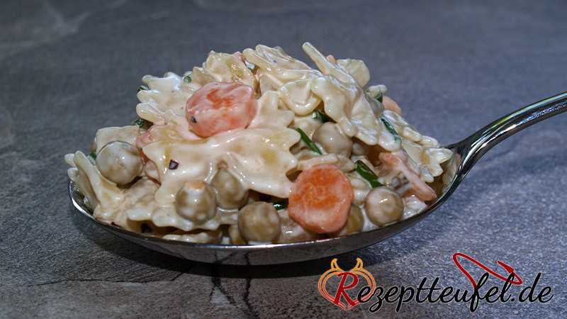 Nudelsalat mit Mayonnaise-Joghurt-Dressing