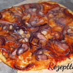 Pizza Rustica mit Speck und roten Zwiebeln