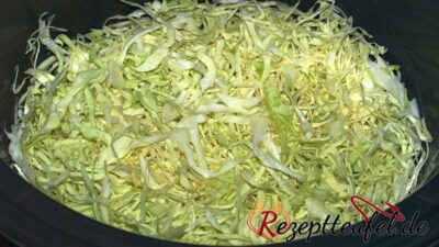Den Spitzkohl als unterste Schicht im Slow Cooker