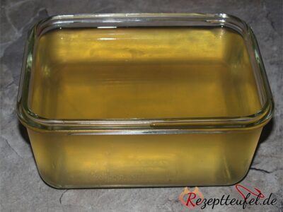 Spargelbrühe nach dem Auskochen der Schalen und Enden