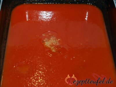 Tomatensoße muss jetzt einkochen