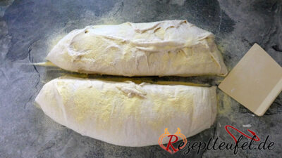 Der bestreute Teig der Länge nach geteilt