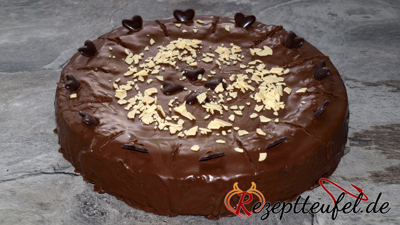 Der ganze Kuchen mit Guss und Verzierung