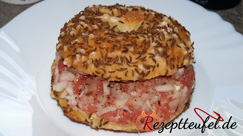 Salzkuchen mit Mett und Zwiebeln