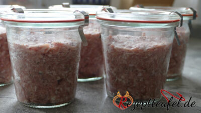 Gläser zu 3/4 der Masse befüllt