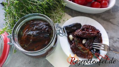 Getrocknete Tomaten in Öl mit Kräutern nach 7 Tagen, fertig zum Verzehr