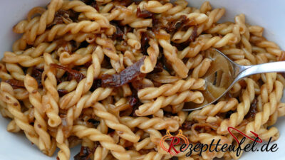 Nahansicht Nudelsalat mit eingelegten Tomaten