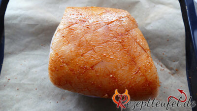 Schinken mit eingeschnittener und gewürzter Schwarte