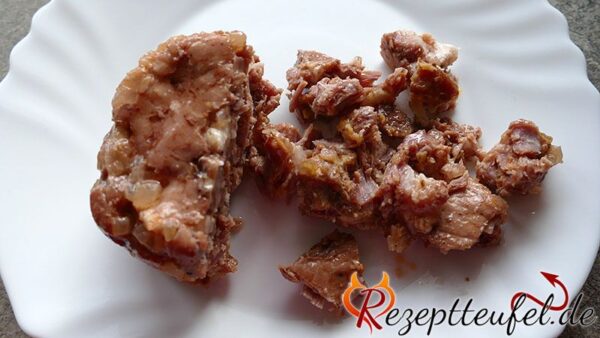 Zwiebelfleisch vom Schwein verzehrfertig auf dem Teller