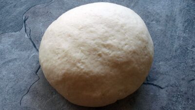 Mit den Händen zu einem elastischen Teig verkneten