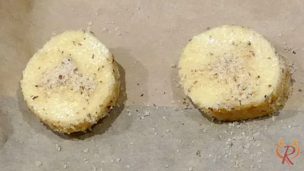 Eine Großansicht der Teigstücke, bestreut mit dem Topping