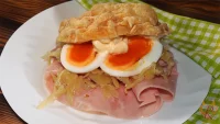 Bild zum Rezept für Käsebrötchen mit Schinken und Krautsalat