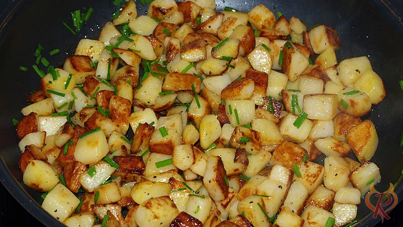 Bild zum Rezept für Bratkartoffeln aus Kartoffelwürfel mit Schnittlauch