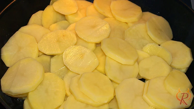 Die Kartoffelscheiben in der Pfanne