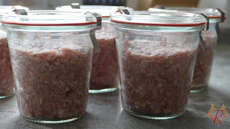 Gläser zu 3/4 der Masse befüllt