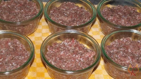 Die Masse im Glas vor dem Garen