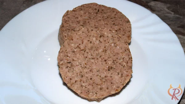 Gegartes und aufgeschnittenes Bratwurstkeck