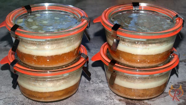 Gläser mit gegartem Bratwurstgehäck